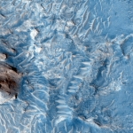Участок между кратерами Crommelin и Firsoff. Что сформировало этот ландшафт, потоки лавы или осадочные толщи